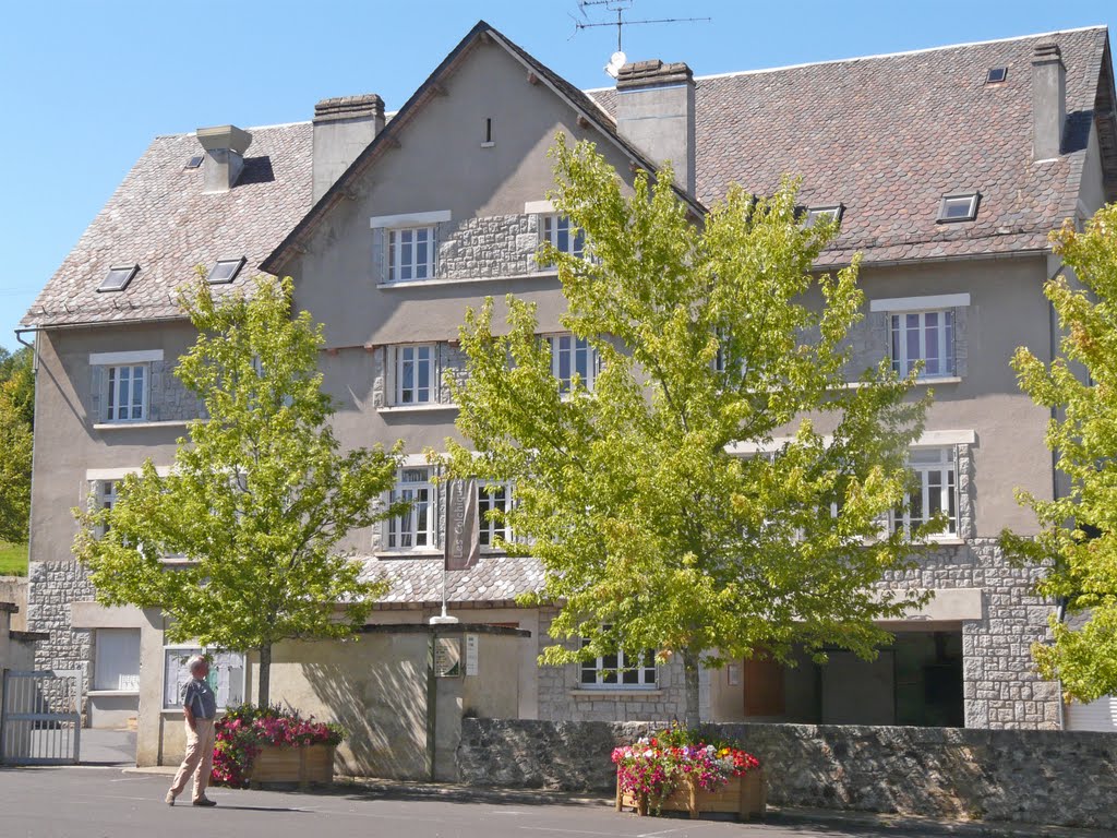 École / mairie / centre de séjour de Lieutadès by Vouvant