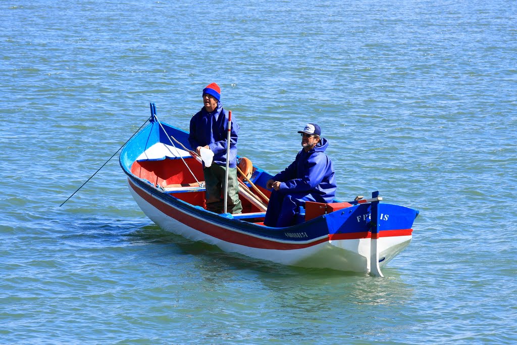 MANEZINHOS DA ILHA COM SUA CANOA FEITA DE GARAPUVU. Manezinhos da Ilha é o termo popularmente utilizado para designar os habitantes nascidos na Ilha de Sta. Catarina. São pessoas relativamente simples, caracterizados principalmente pelo falar rápido, cantante e com pronúncia peculiar. Florianópolis/SC. Agosto/2010. by meirelesevandro