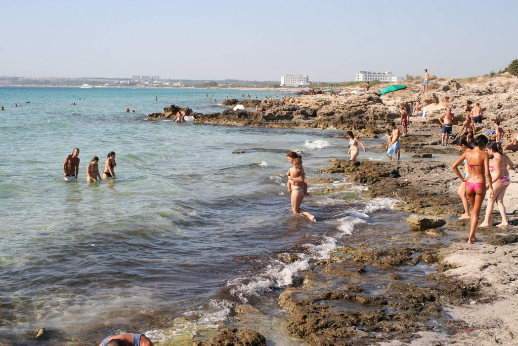 Gallipoli: una spiaggia libera. by Carlo Pelagalli