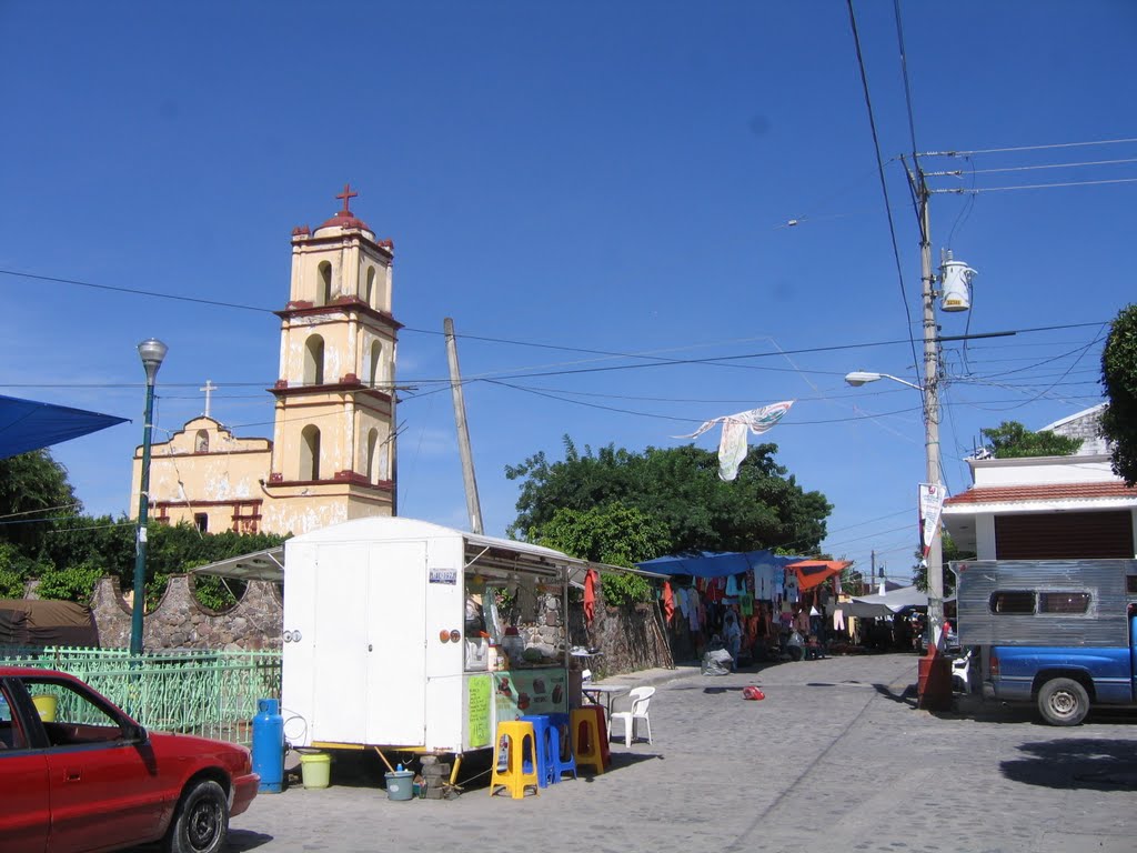 Puente de Ixtla, Tianguis frente a la igesia San Mateo, by waldwind