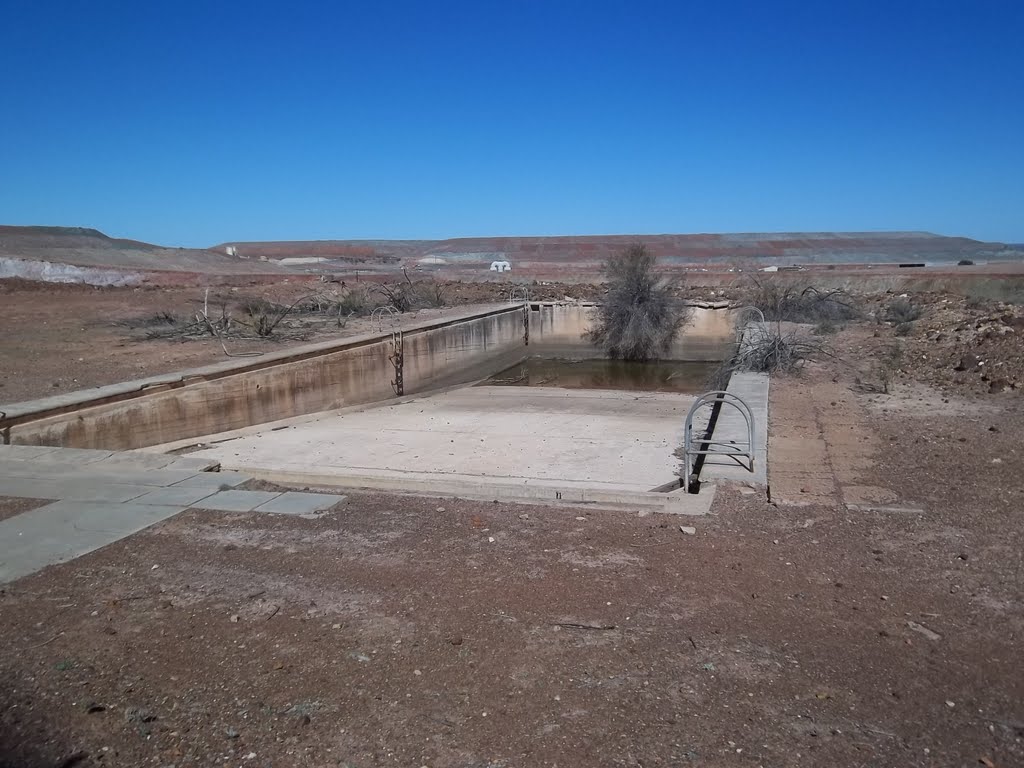 Swimming Pool on the edge of a minepit - Gwalia 2010 by InTheBush