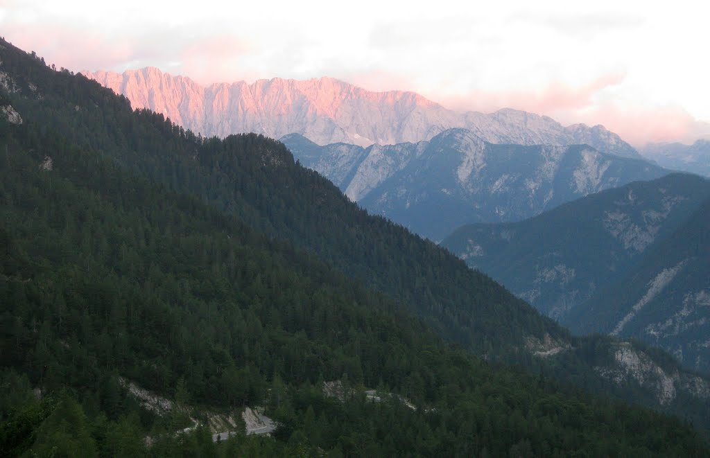 Tramonto sulle Giulie nel Parco del Triglav, la strada che scende a Trenta dal Passo del Vrsic by Giovanni Malinverni