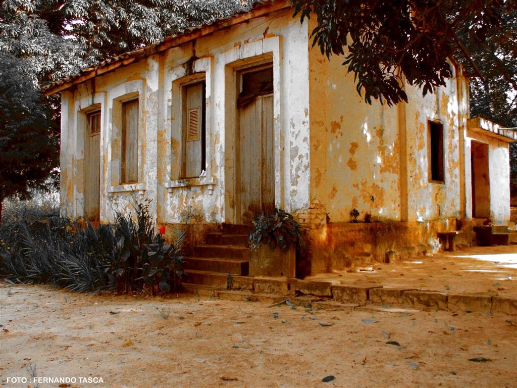 Casarão antigo ao lado da estação ferroviária by Fernando Tasca