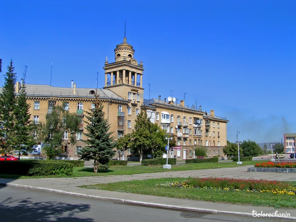 Дом около ДК Орджоникидзе (The house about a name palace of culture "Ordjonikidze") by Belorechanin