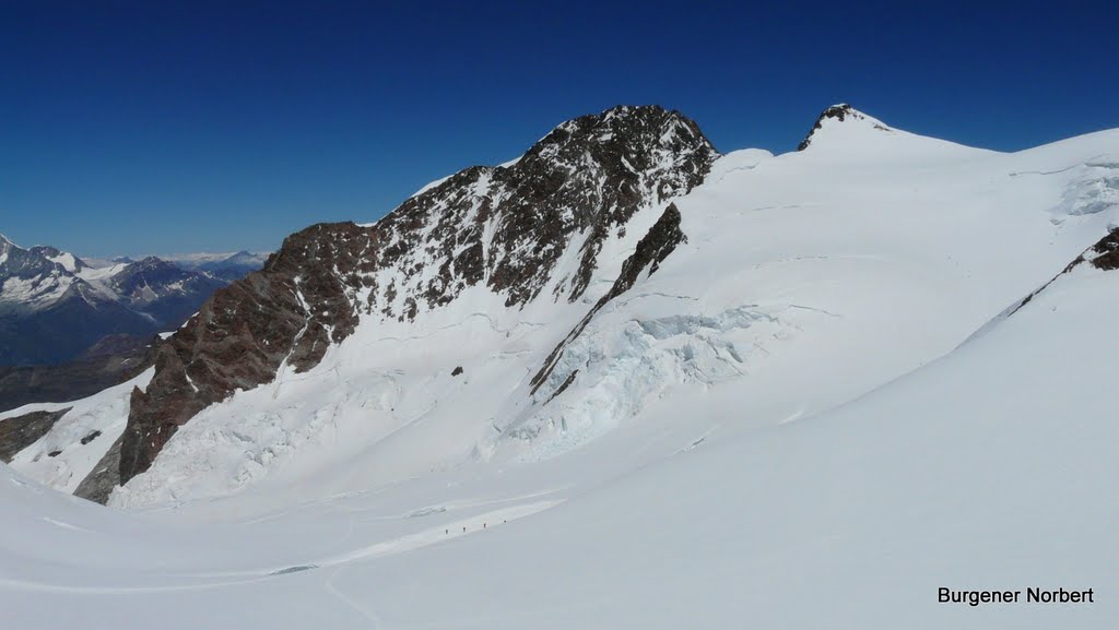 Dufourspitze 4634 müM. links / rechts Zumsteinspitze 4563 müM. by Burgener  Norbert