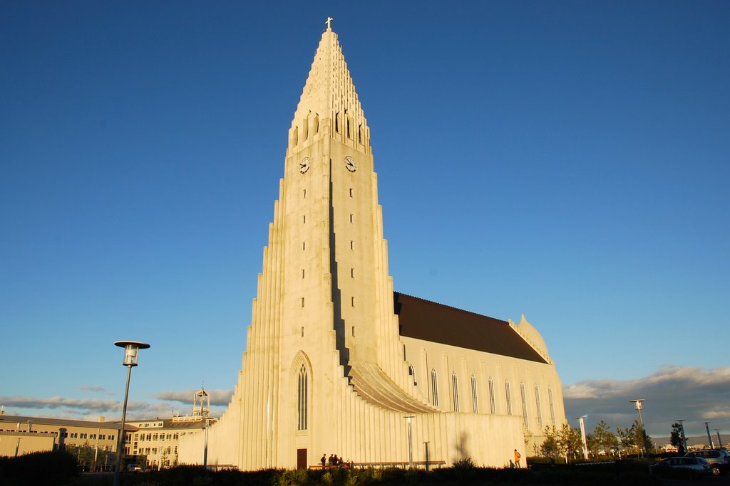 Hallgrímskirkja by Flurin Juvalta