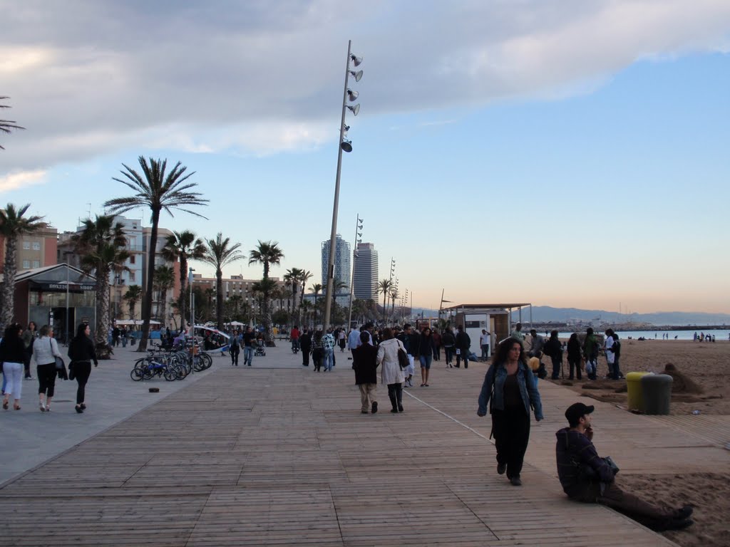 Passeig Maritim de la Barceloneta by januszkrawczak