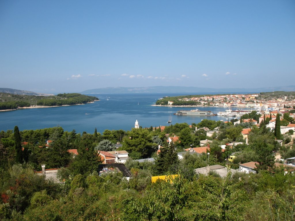 Pogled na Cres sa ceste za marinu by aparat