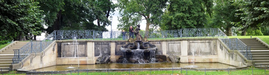 Delphinbrunnen by Jan Sommer