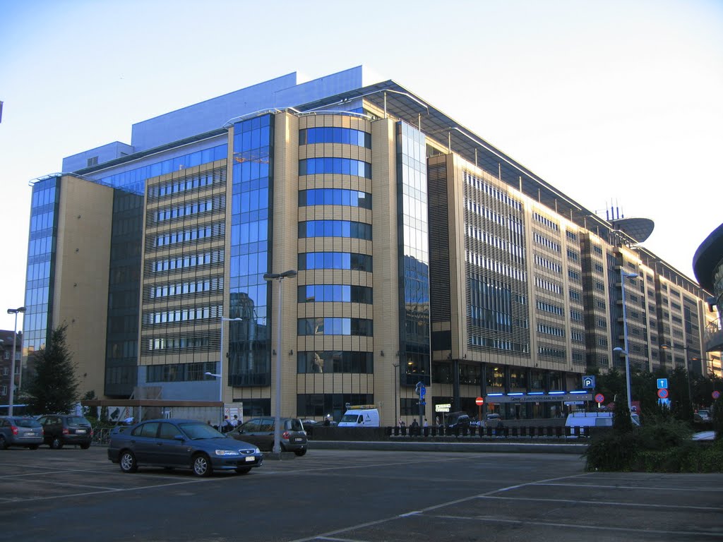 Fifer At Brussels Railway Station by Geo Stewart