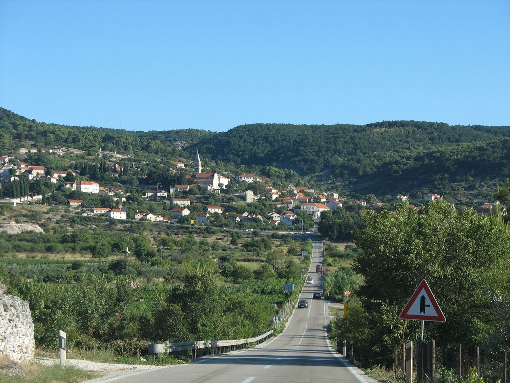 Nerežišća felé vezet a sziget leghosszabb egyenes útszakasza by boszat