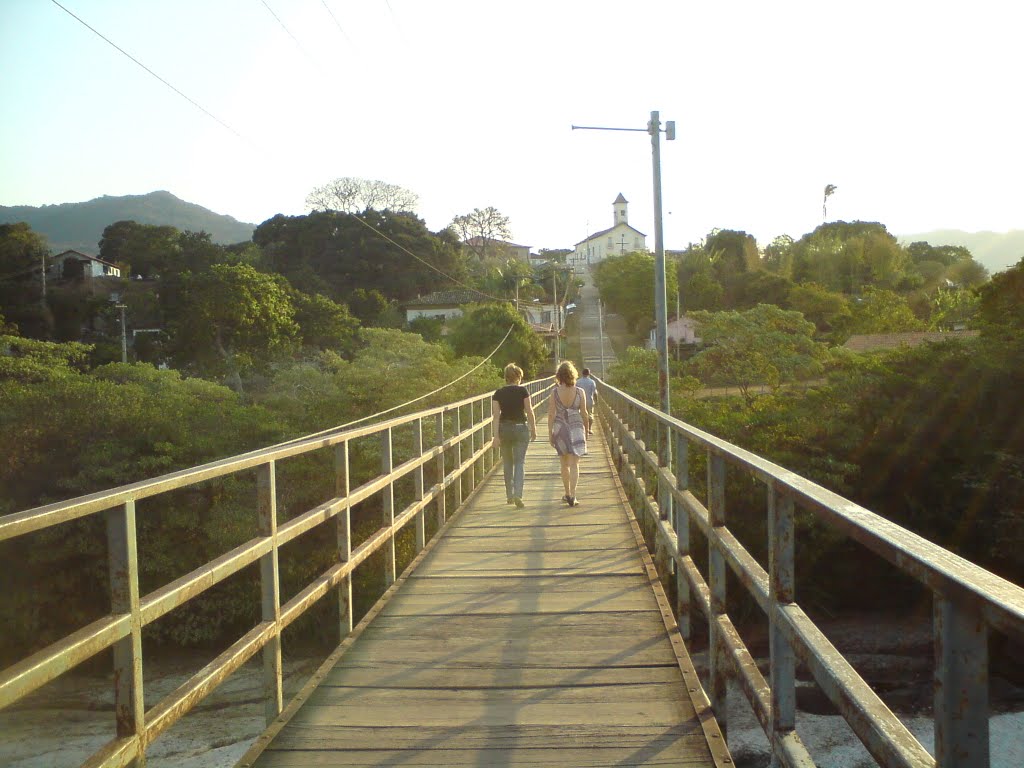 Ponte metálica atual que substituiu a centenária ponte de madeira sobre o rio Jequitinhonha. ____ Current steel bridge to replace the century-old wood on the river Jequitinhonha. Mendanha district of Diamantina, Minas Gerais, Brazil. by Evandro Miranda