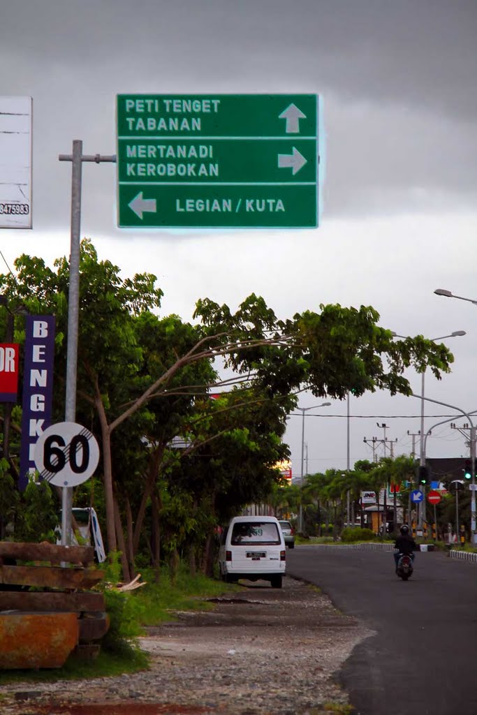 Road direction to Petitenget Beach by ikung adiwar