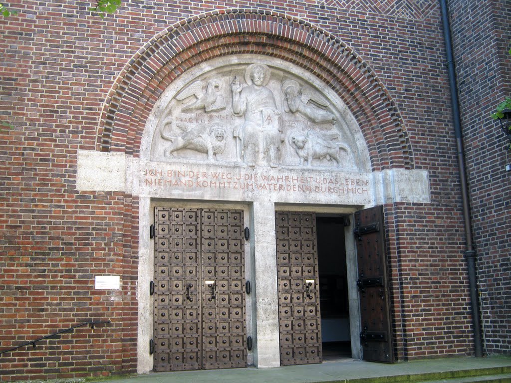 München Auferstehungskirche Eingang by Christoph Rohde