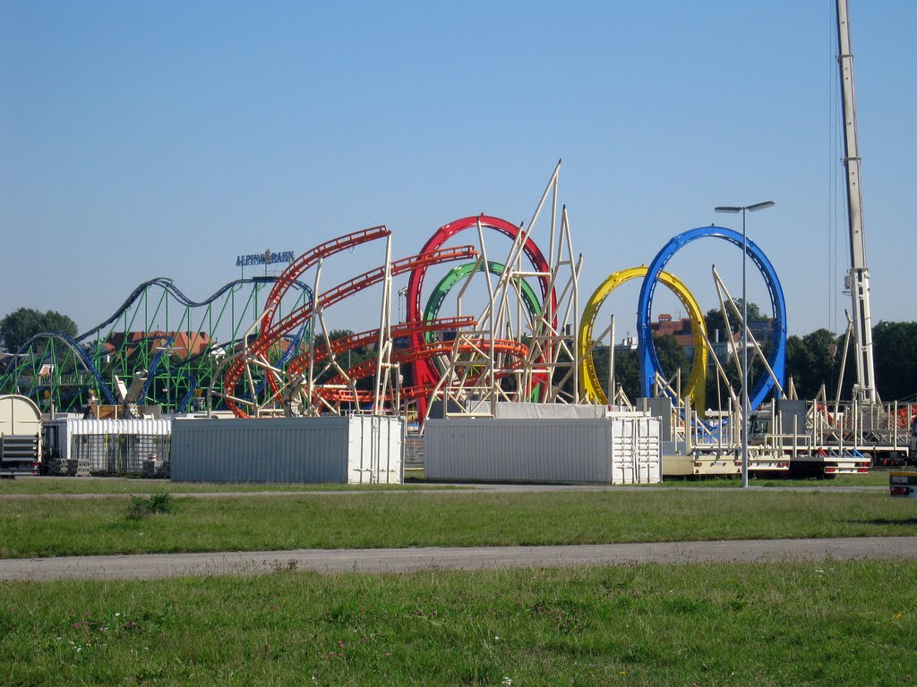 München Wiesn Achterbahnaufbau by Christoph Rohde