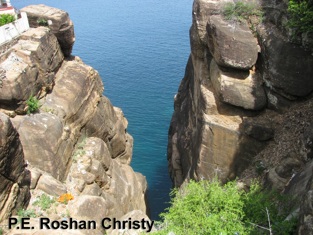 View from Koneswaram (Raavanan Veddu) by Roshan christy