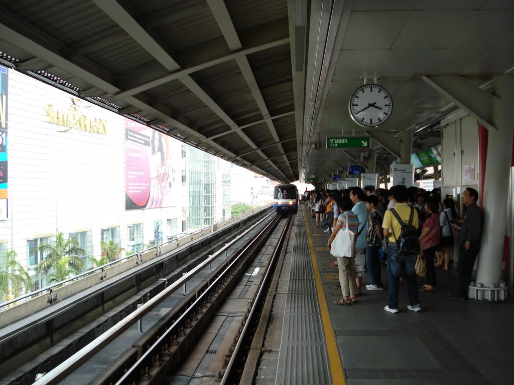 Skytrain - Estação Siam Center by RNLatvian - Rudolf