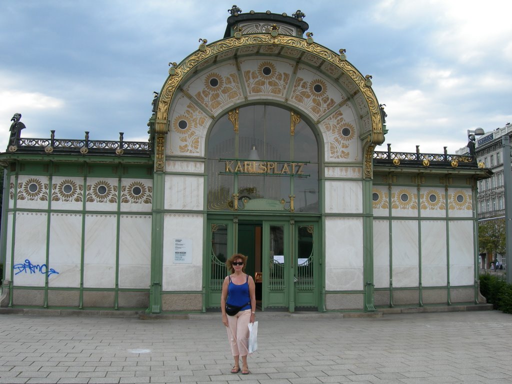 Entrada al Metro pintada por Gustav Klimt by Walter Carrizo