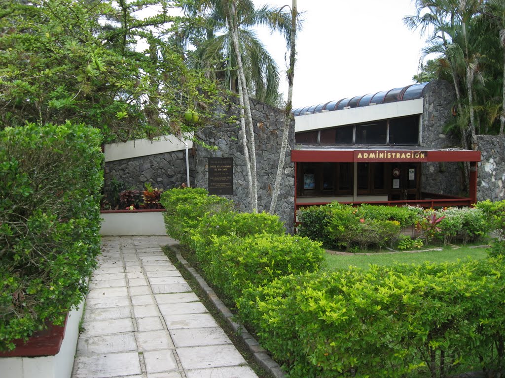 El Edificio de Administración del Parque de las Cavernas del Rio Camuy by bobpittman_ca