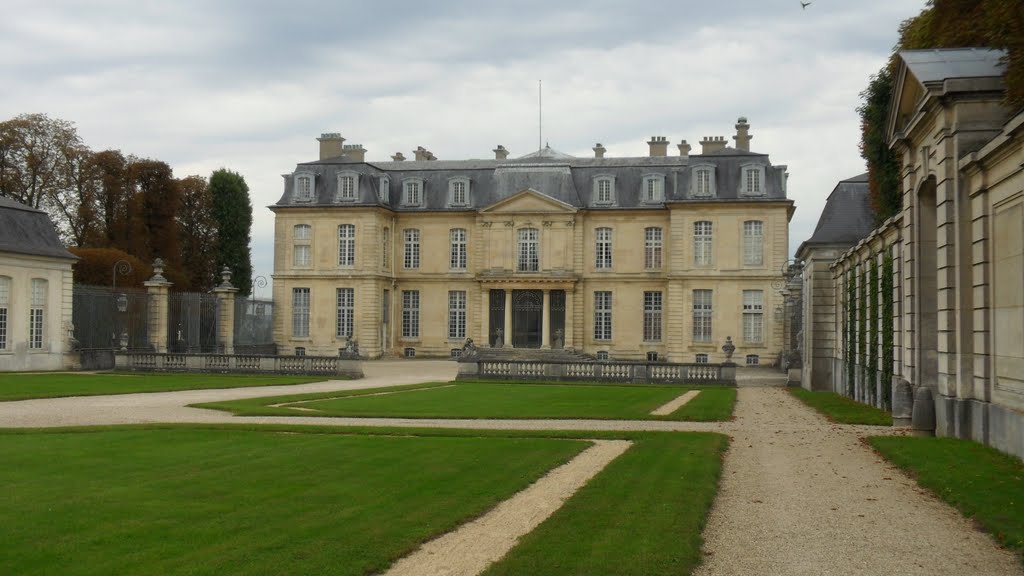 Entrée du Chateau de Champs-sur-Marne by jeandavid54