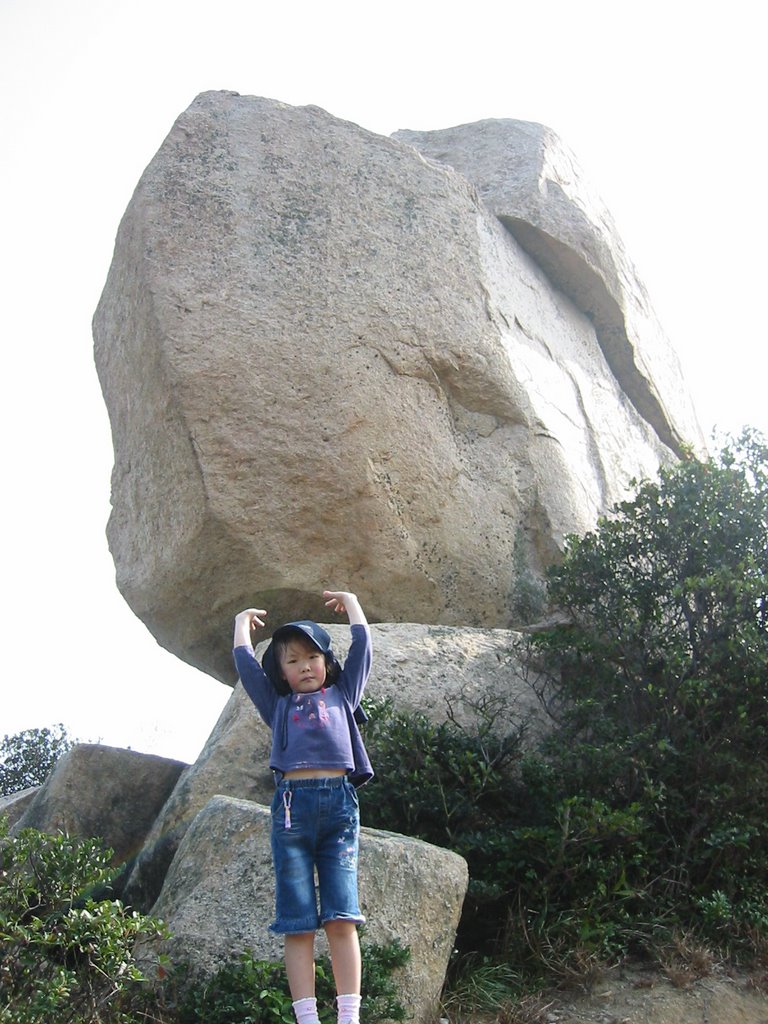 The big stone in Fan Lau by ecmkam