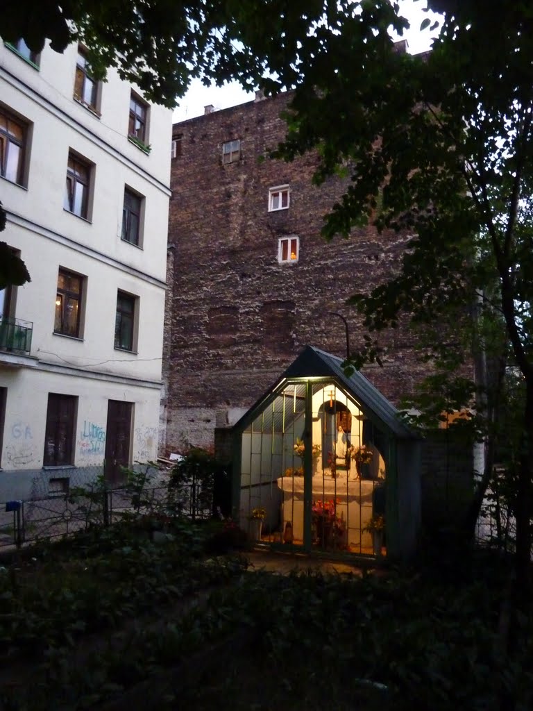 Kapliczka na podwórce / A shrine in one of the backyards by Panzerknacker