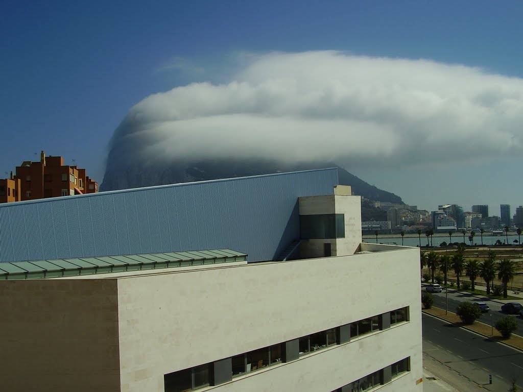 El Peñón de Gibraltar y su producción de nubes. by VíctorPuertollano(E)