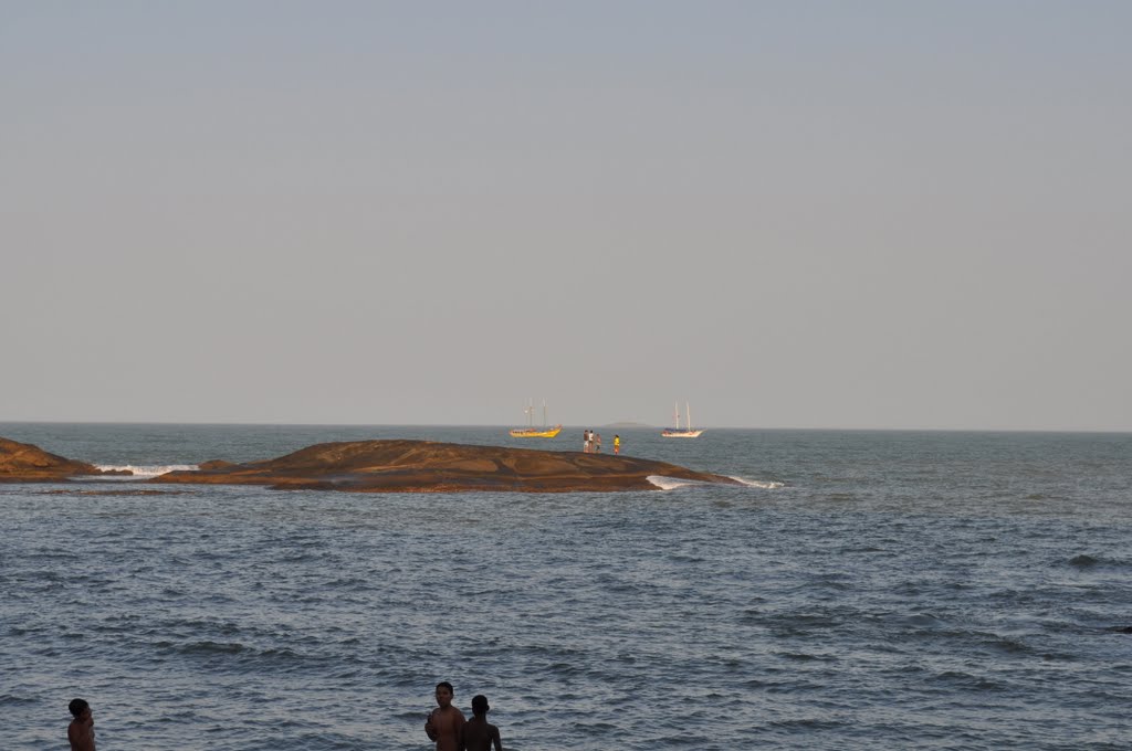 Duas escunas em Guarapari by Paulo  Filho