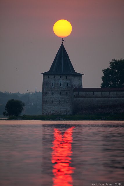 Солнце над Свиточной башней Кирилло-Белозерского монастыря by Антон Балаж