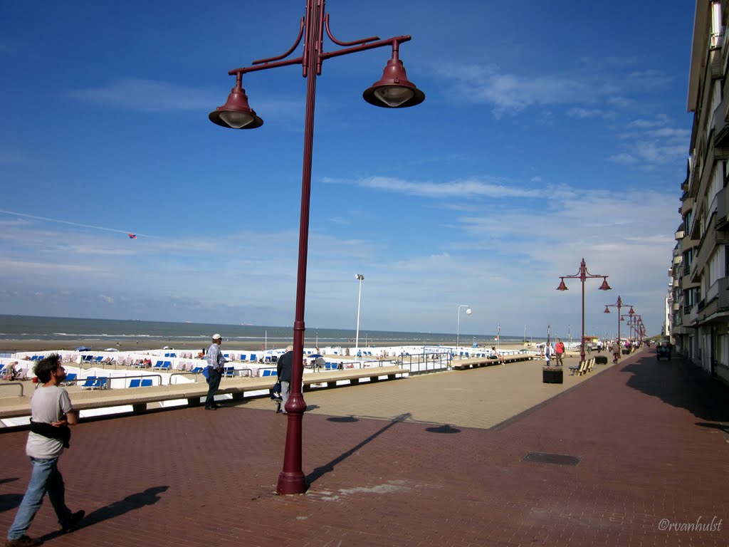 De Haan, strand begin september by Vanhulst