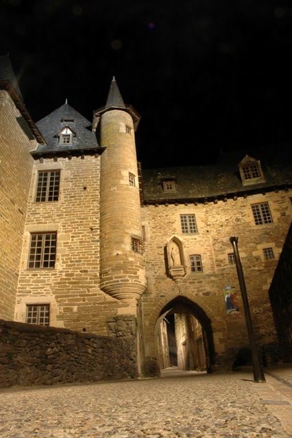 La Porte et Chateau Becharie, Uzerche, Fr by José Pedro Fernandes