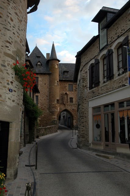 La Porte et Chateau Becharie, Uzerche, Fr by José Pedro Fernandes