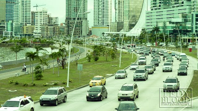 Trafico en Cinta Costera by Josueth Acevedo