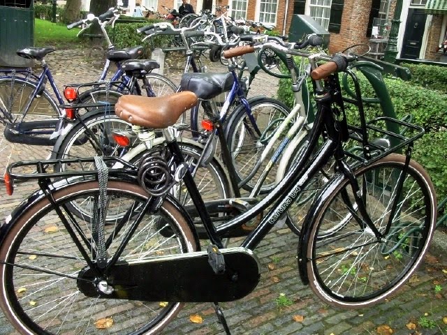 Nederland Hollande Netherlands : Walcheren ** Veere ** Typical old fashioned bicycles ** the Cortina 4you by tinawaldo