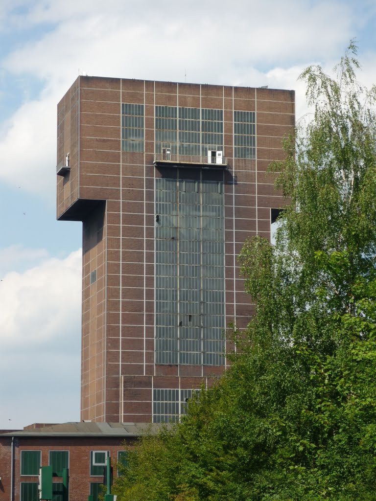 Der Hammerkopfturm des Schacht Robert von 1955 (Zeche Heinrich Robert, Hamm-Wiescherhöfen) / 21.08.2010 by Iceman93 / NO VIEWS!!!