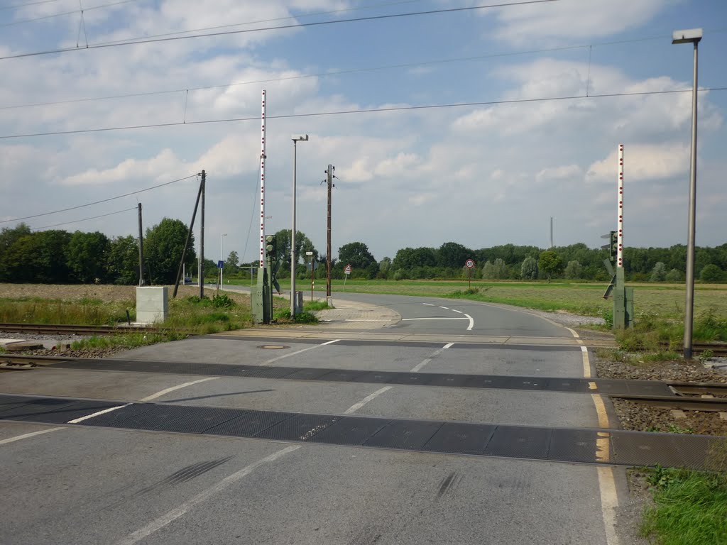 Bahnübergang auf der Sandbochumer Str. (Hamm-Pelkum) / 21.08.2010 by Daniil Bartholomae