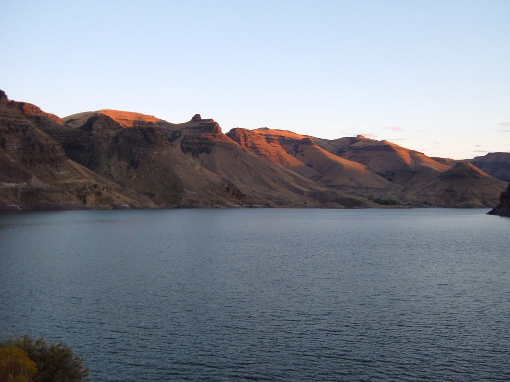 Owyhee Lake at sunset by jeredr