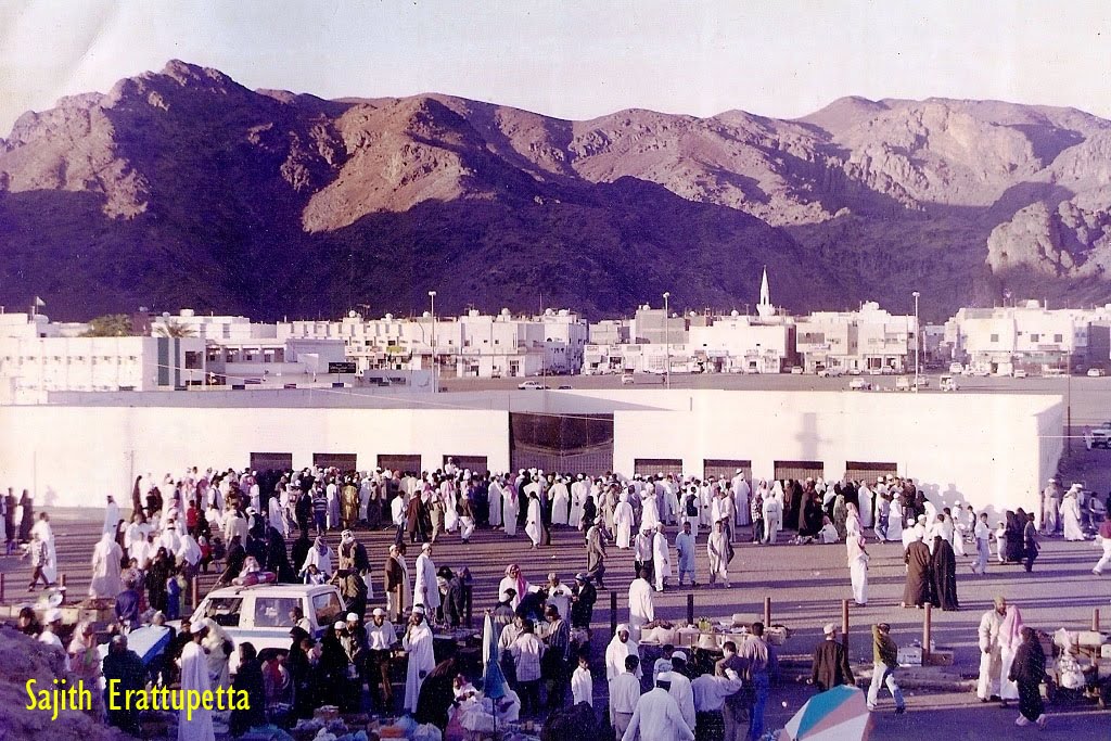 Graveyard in Uhud by Sajith Erattupetta