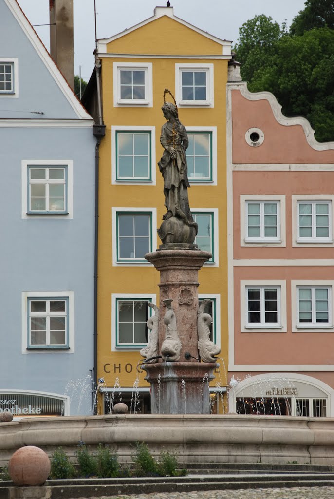 Marienbrunnen auf dem Hauptplatz by aknikphoto