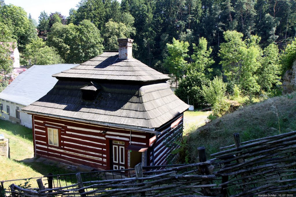 Haus in Podkost unterhalb der Burg Kost by Karsten Schiller