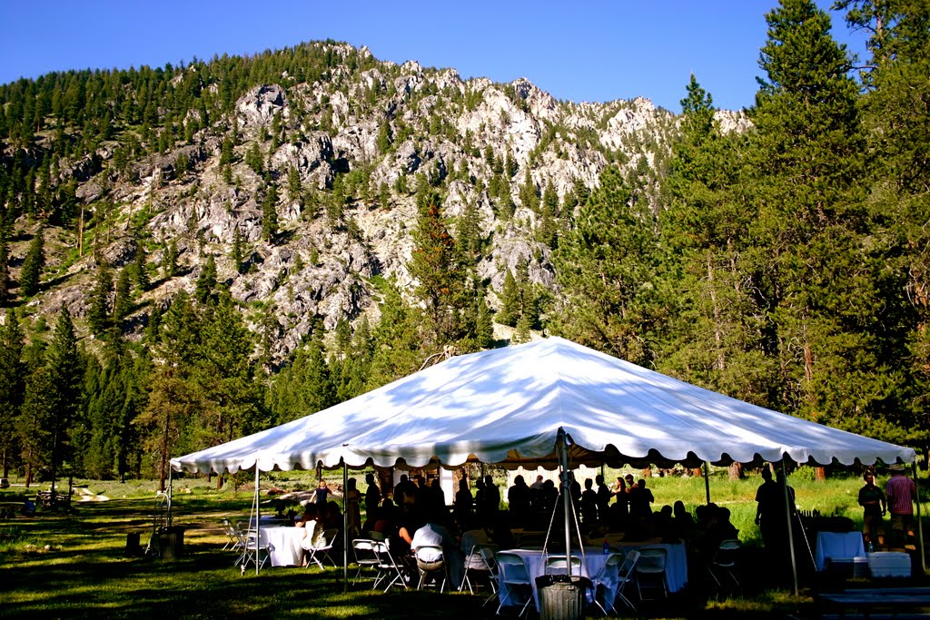 A wedding party in Lowman, Idaho by MICHAEL  JIROCH  &  www.michaeljiroch.com