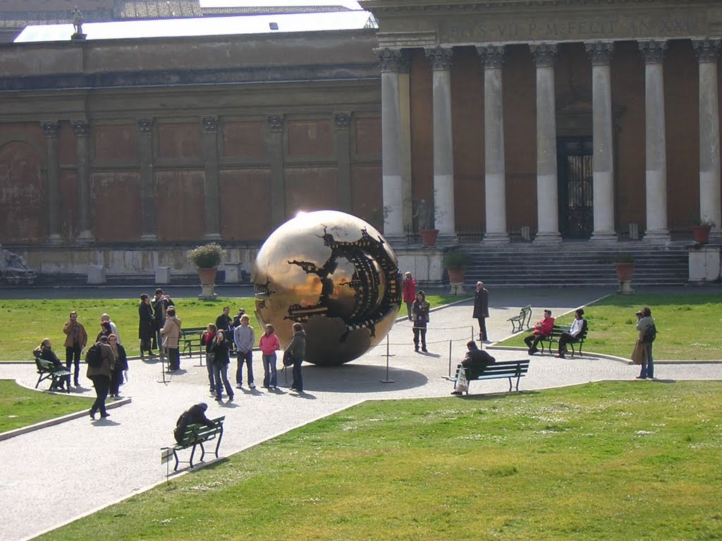 Kovová koule na nádvoří vatikánských muzeí (metallic ball in the courtyard of the Vatican Museums) by Hana Koudelková