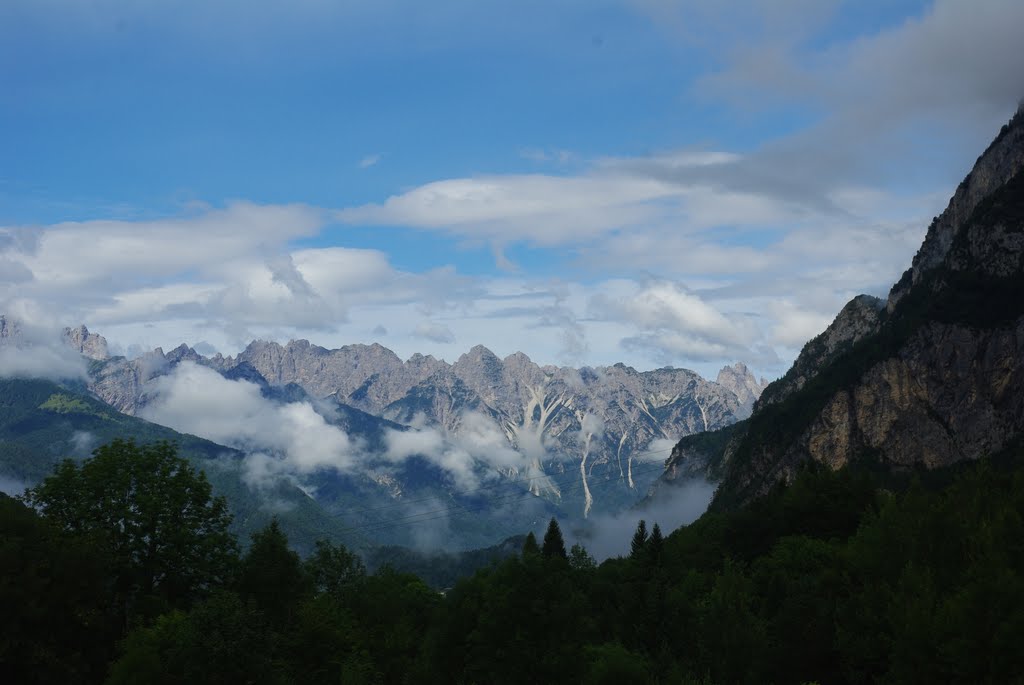 I/XI : La chaîne de montagnes des Dolomites, située dans le nord des Alpes italiennes, compte 18 sommets de plus de 3000 mètres. Le site couvre 141 903 ha et constitue un des plus beaux paysages de montagne du monde, caractérisé par des murailles verticales, des falaises abruptes et une forte densité de vallées très étroites, longues et profondes. by ☮Ronan 60 countries☮