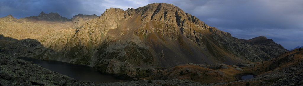 Lac de Vens au crépuscule by Olivier Biffaud