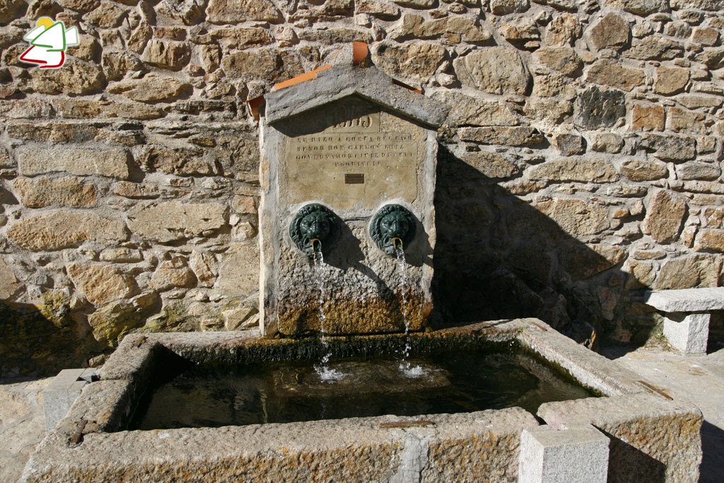 Fuente continua adosada a la Iglesia Parroquial de San Sebastián (La Acebeda) by sierranorte.com