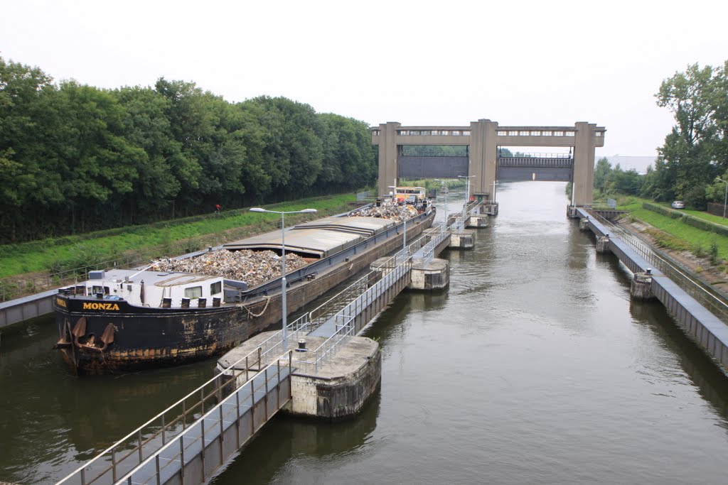 Sluis bij Limmel by Hans Hurkmans