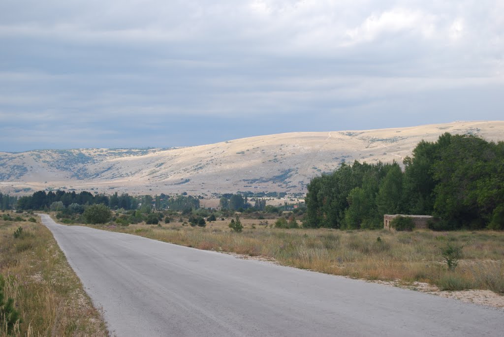 Road from Blidinje Jezero to Tomislavgrad by Henk Munnichs