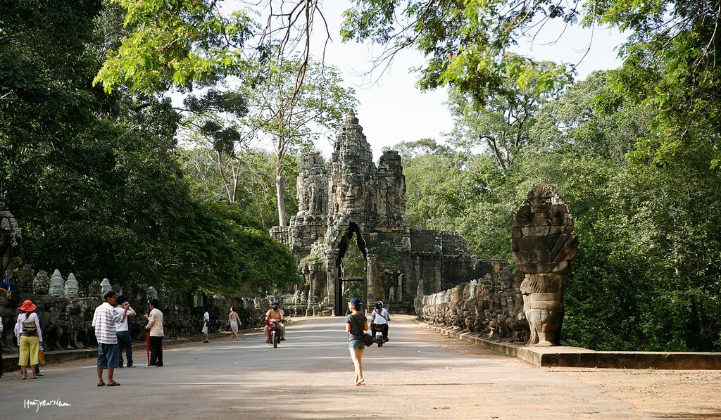 Lối Vào Angkor Thom (by Hoàng Khai Nhan) by Hoàng Khai Nhan