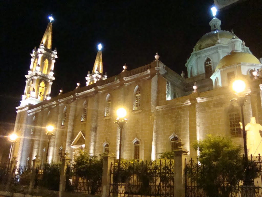 Vista Lateral del exterior de la catedral de Mazatlán by jorgevhr