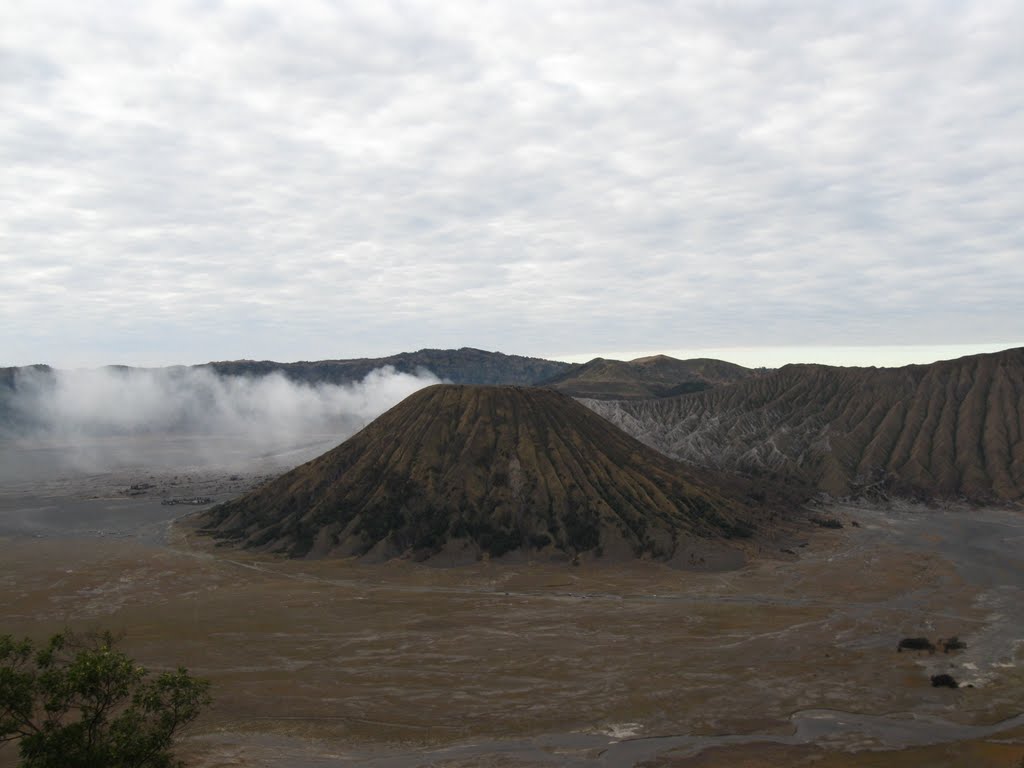 Bromo , Indonesia by Lucien Kivit